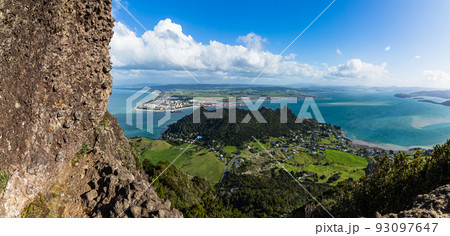 ニュージーランド　ファンガレイ・ヘッズにあるマナイア山の頂上から見える風景 93097647