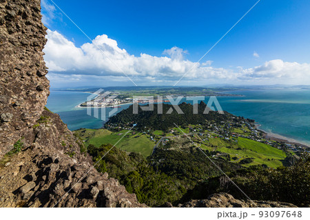 ニュージーランド　ファンガレイ・ヘッズにあるマナイア山の頂上から見える風景 93097648