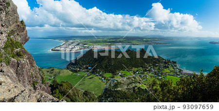 ニュージーランド　ファンガレイ・ヘッズにあるマナイア山の頂上から見える風景 93097659