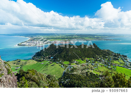 ニュージーランド　ファンガレイ・ヘッズにあるマナイア山の頂上から見える風景 93097663