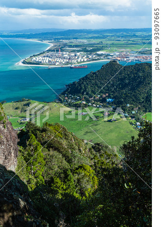 ニュージーランド　ファンガレイ・ヘッズにあるマナイア山の頂上から見える風景 93097665