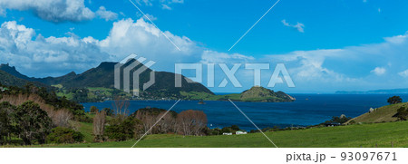 ニュージーランド　ファンガレイヘッズのマナイア山から見えるブリームヘッド景観保護区 93097671
