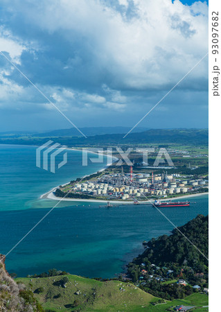 ニュージーランド　ファンガレイ・ヘッズのマナイア山の頂上から見えるノース・ポート 93097682