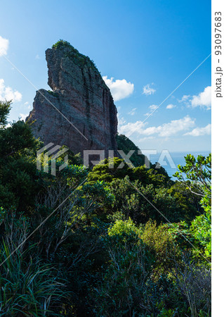 ニュージーランド　ファンガレイ近郊のファンガレイ・ヘッズにあるマナイア山の頂上の岩 93097683