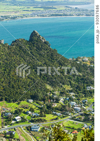 ニュージーランド　ファンガレイヘッズにあるマナイア山の頂上から見えるファンガレイ湾 93097686