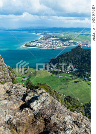 ニュージーランド　ファンガレイ・ヘッズにあるマナイア山の頂上から見える風景 93097687