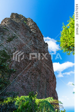 ニュージーランド　ファンガレイ近郊のファンガレイ・ヘッズにあるマナイア山の頂上の岩 93097694