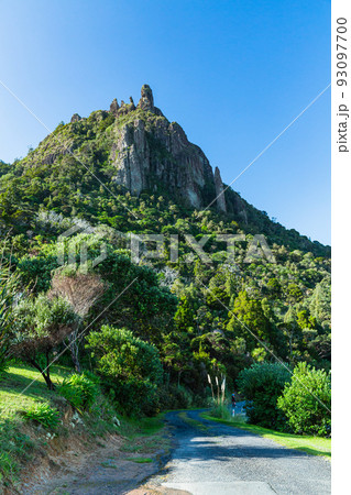 ニュージーランド　ファンガレイ・ヘッズにあるマナイア山とトラックコースの入口 93097700