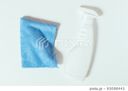 Flat lay house cleaning concept with spray bottle Flat lay house cleaning concept with spray bottle 93098443
