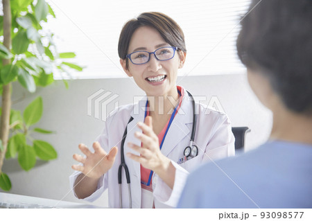 問診をするめがねを掛けた女性医師 93098577