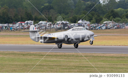 イギリス空軍ミーティアT7ジェット練習機離陸 イギリス空軍ミーティアT7ジェット練習機離陸 93099133