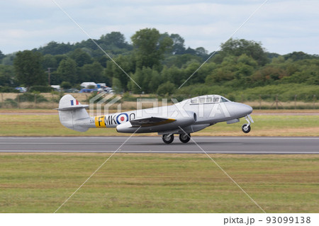 イギリス空軍ミーティアT7ジェット練習機離陸 イギリス空軍ミーティアT7ジェット練習機離陸 93099138