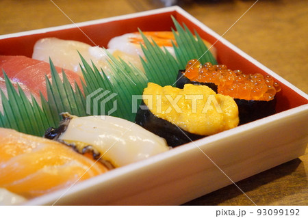 テイクアウトで持ち帰った握り寿司 93099192