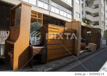 家具の粗大ゴミ、引越しシーズンのゴミ置き場,積み上がった粗大ゴミ、いらなくなった家具、 家具の粗大ゴミ、引越しシーズンのゴミ置き場,積み上がった粗大ゴミ、いらなくなった家具、 93099214