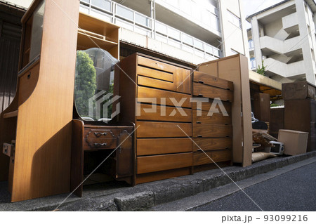 家具の粗大ゴミ、引越しシーズンのゴミ置き場,積み上がった粗大ゴミ、いらなくなった家具、 93099216