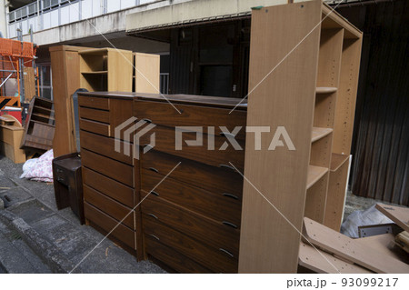 家具の粗大ゴミ、引越しシーズンのゴミ置き場,積み上がった粗大ゴミ、いらなくなった家具、 家具の粗大ゴミ、引越しシーズンのゴミ置き場,積み上がった粗大ゴミ、いらなくなった家具、 93099217