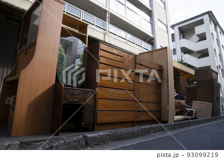 家具の粗大ゴミ、引越しシーズンのゴミ置き場,積み上がった粗大ゴミ、いらなくなった家具、 家具の粗大ゴミ、引越しシーズンのゴミ置き場,積み上がった粗大ゴミ、いらなくなった家具、 93099219