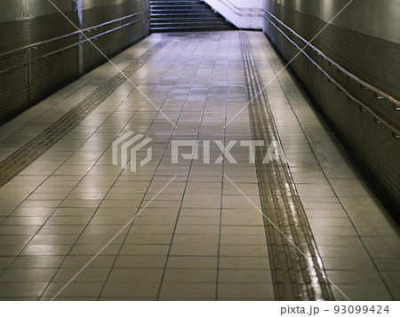 地下通路の風景 地下通路の風景 93099424