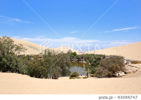 南米ペルーの観光地、ワカチナ砂漠とオアシス 南米ペルーの観光地、ワカチナ砂漠とオアシス 93099747