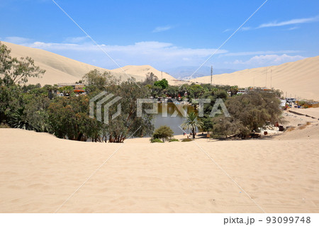 南米ペルーの観光地、ワカチナ砂漠とオアシス 93099748