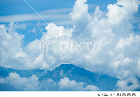 雲の合間から見える有明山　 93099990