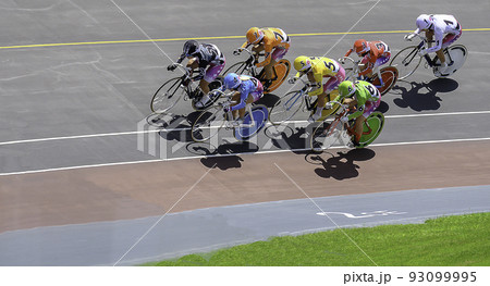 競輪場のバンクを一団となって走る競輪選手達 93099995