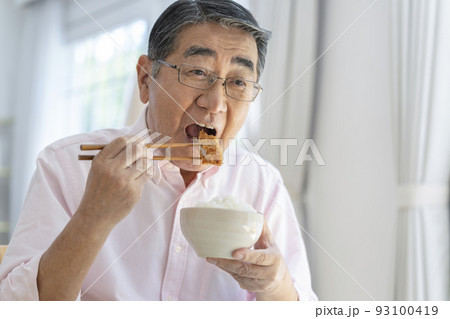 トンカツを食べる70代の男性 トンカツを食べる70代の男性 93100419