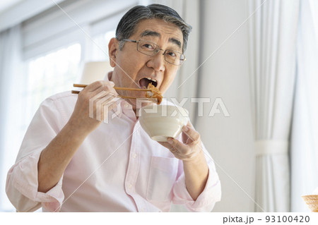トンカツを食べるシニア男性 93100420