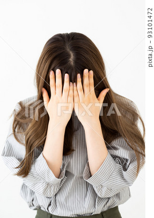 顔を覆って悲しむ若い女性 顔を覆って悲しむ若い女性 93101472