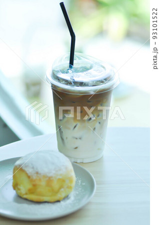 bun , bun or cream bun or butter bun with icing sugar or powdered sugar topping and iced coffee bun , bun or cream bun or butter bun with icing sugar or powdered sugar topping and iced coffee 93101522