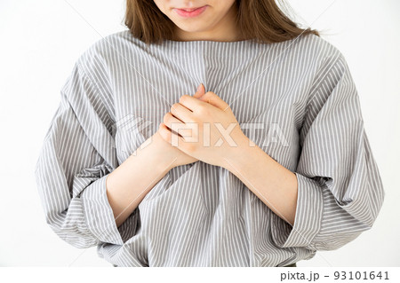 胸を押さえて苦しむ若い女性 胸を押さえて苦しむ若い女性 93101641