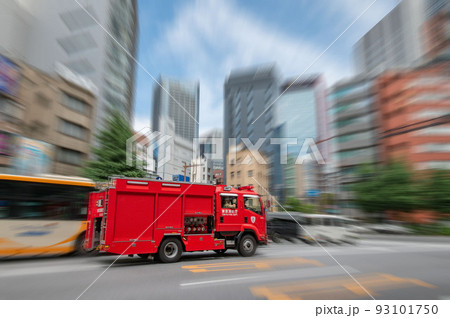 出動中の消防車 出動中の消防車 93101750