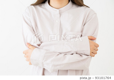 寒がる若い女性 93101764