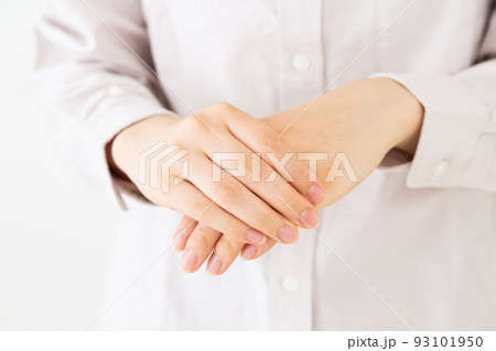 寒がる若い女性 93101950