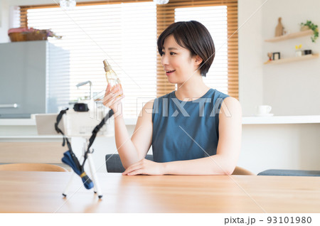 カメラの前でお勧め化粧品の動画を収録する女性 カメラの前でお勧め化粧品の動画を収録する女性 93101980