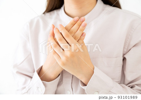 手荒れに悩む若い女性 93101989