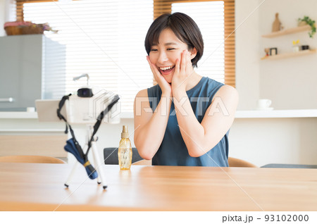 カメラの前でお勧め化粧品の動画を収録する女性 カメラの前でお勧め化粧品の動画を収録する女性 93102000