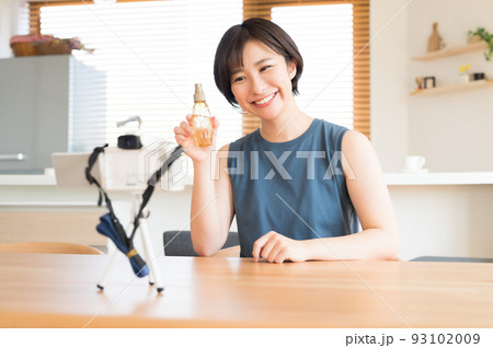 カメラの前でお勧め化粧品の動画を収録する女性 カメラの前でお勧め化粧品の動画を収録する女性 93102009