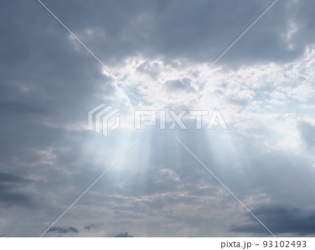 雲間から照らし出されるれる光 93102493