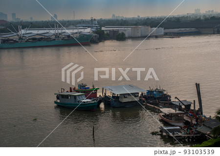 Many boats docked in the Chao Phraya River. 93103539
