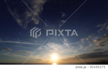 多様な雲が現れた清々しい夏の夕焼け空・超広角・空主体・220728pm 多様な雲が現れた清々しい夏の夕焼け空・超広角・空主体・220728pm 93105275
