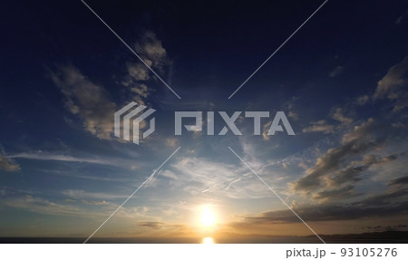 多様な雲が現れた清々しい夏の夕焼け空・超広角・空主体・220728pm 多様な雲が現れた清々しい夏の夕焼け空・超広角・空主体・220728pm 93105276
