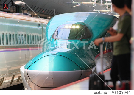 帰省客で混雑するホームに入線する新幹線 東北新幹線 はやぶさ 帰省客で混雑するホームに入線する新幹線 東北新幹線 はやぶさ 93105944