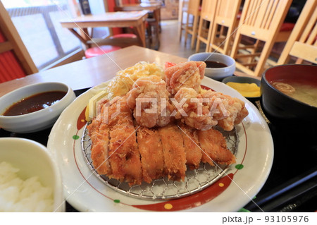 チキンカツと唐揚げのボリューム定食 93105976