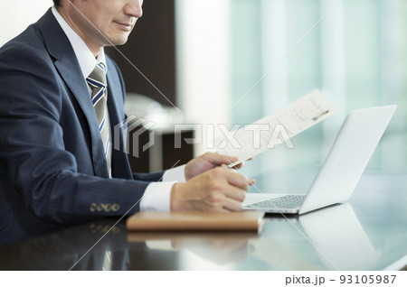 履歴書を見るビジネスマン 93105987