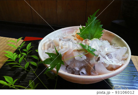 ほんのりとした甘みとクセのない味わい！マスの刺身 93106012