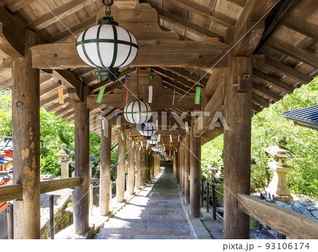 夏の総本山長谷寺の登廊と風鈴 93106174