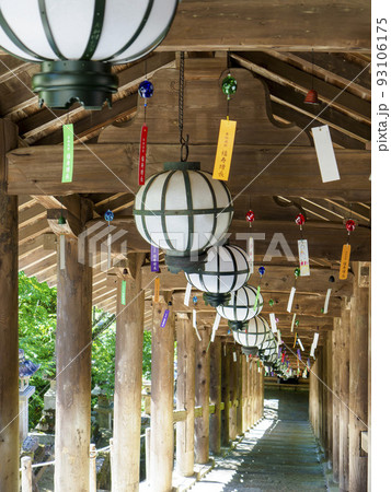 夏の総本山長谷寺の登廊と風鈴 93106175