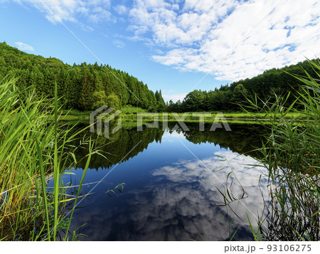 青空が映り込む美しい湖 93106275