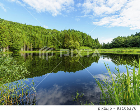青空が映り込む美しい湖 93106276